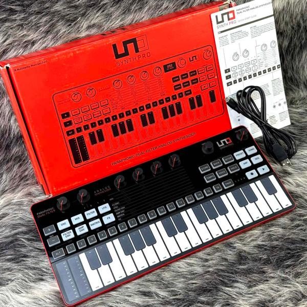 IK Multimedia UNO Synth Pro Desktop
